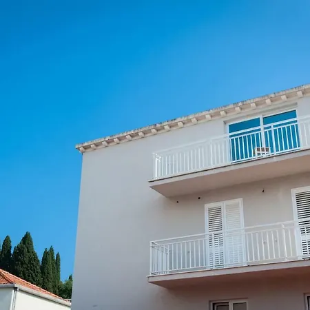 Daire Karlo's Modern Penthouse Loft