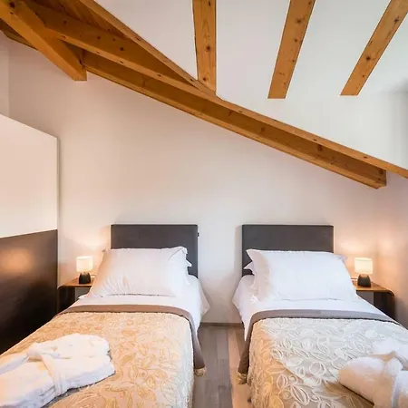 Karlo's Modern Penthouse Loft 公寓